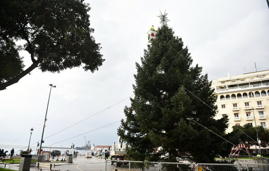 Χριστούγεννα στη Θεσσαλονίκη: Τοποθετήθηκε το δέντρο στην Αριστοτέλους