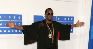 Diddy: Εργάζεται στη φυλακή με γκρι στολή και σκούφο