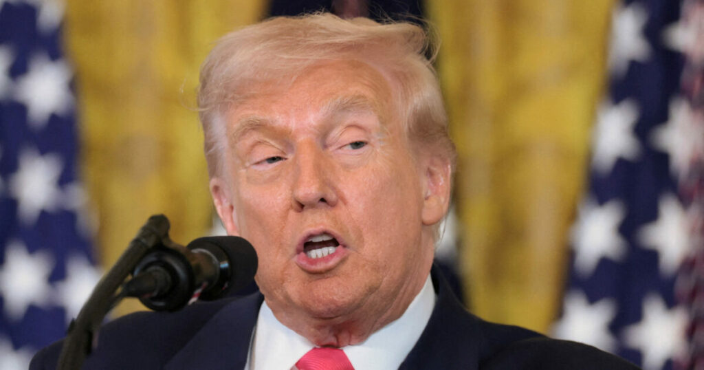 Ο Ντόναλντ Τραμπ υπέγραψε νόμο για τη δημοσιοποίηση του φακέλου Έπσταϊν