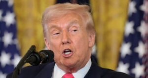 Ο Ντόναλντ Τραμπ υπέγραψε νόμο για τη δημοσιοποίηση του φακέλου Έπσταϊν