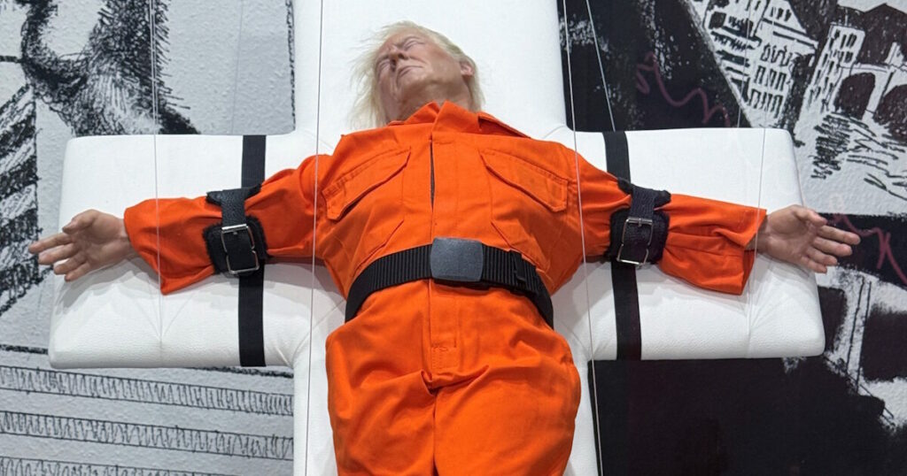 Το γλυπτό του Τραμπ ως σταυρωμένος στην Ελβετία