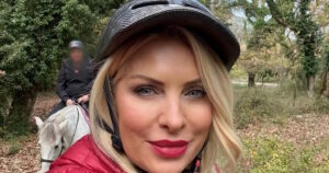 Η Ελένη Μενεγάκη απολαμβάνει ιππασία στα Ζαγοροχώρια με την οικογένειά της