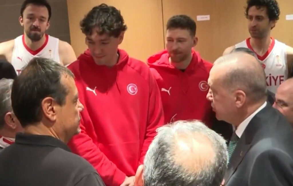 Ερντογάν: Επίσκεψη στα αποδυτήρια της εθνικής Τουρκίας μετά τη νίκη