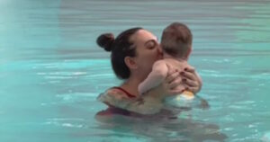 Η Ευρυδίκη Βαλαβάνη ξεκίνησε μαθήματα κολύμβησης με τον γιο της