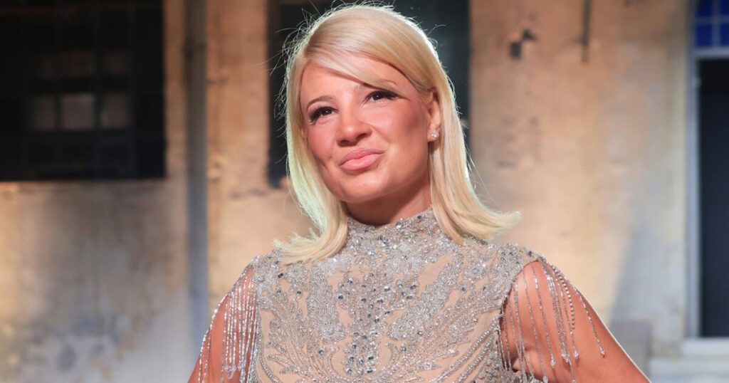 Η Φαίη Σκορδά εντυπωσίασε ως μοντέλο στην Athens Fashion Week