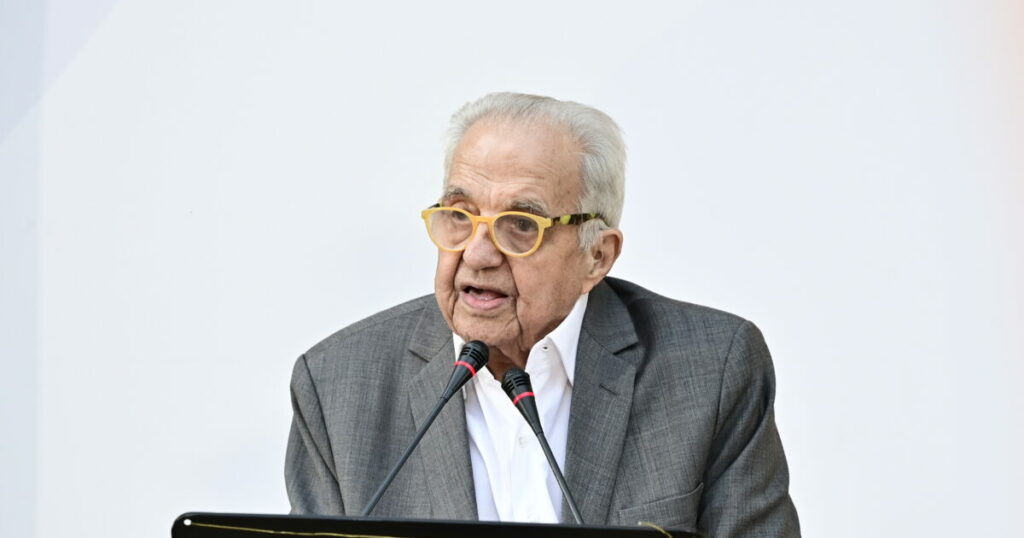 Έφυγε από τη ζωή ο Αλέκος Φλαμπουράρης σε ηλικία 87 ετών