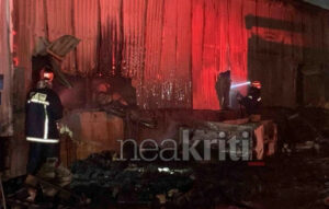 Ενισχύθηκαν οι δυνάμεις κατάσβεσης για φωτιά σε αποθήκη εργοστασίου στο Ηράκλειο