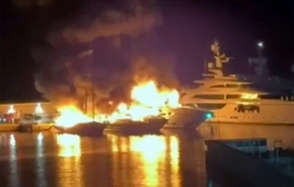 Φωτιά καταστρέφει πολυτελή γιοτ στη Μαρίνα Ζέας