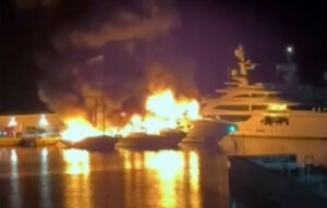 Φωτιά καταστρέφει πολυτελή γιοτ στη Μαρίνα Ζέας