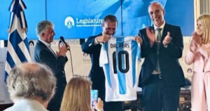 Ο Γιώργος Νταλάρας στην Αργεντινή - Βραβεύτηκε με τη φανέλα του «10»