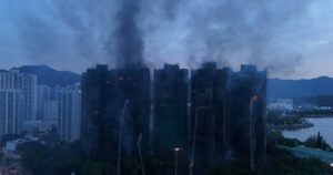 Χονγκ Κονγκ: 44 νεκροί και 279 αγνοούμενοι από τη φωτιά σε πολυκατοικίες
