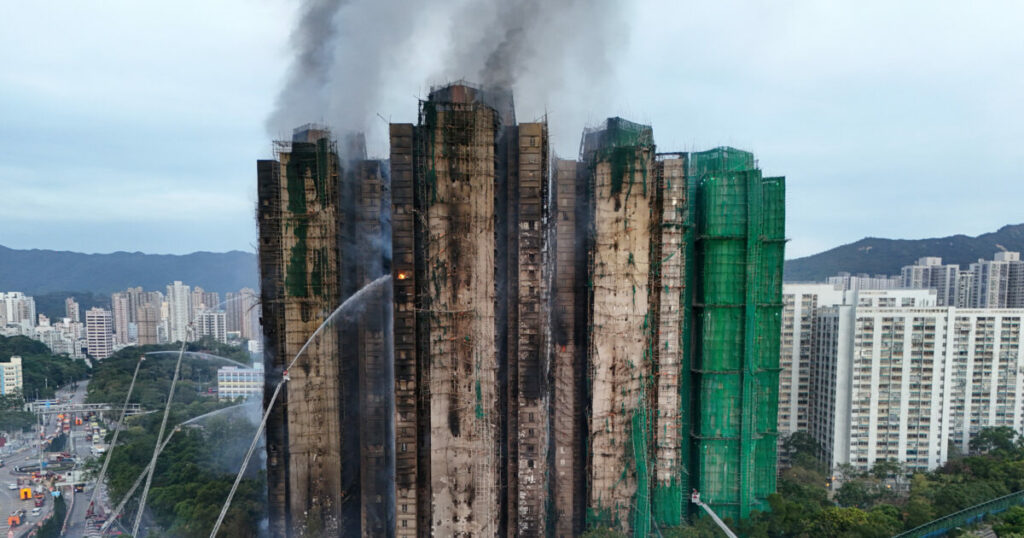 Χονγκ Κονγκ: 94 νεκροί από τη φωτιά στις πολυκατοικίες - Συνεχίζεται η μάχη κατάσβεσης