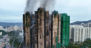 Χονγκ Κονγκ: 94 νεκροί από τη φωτιά στις πολυκατοικίες - Συνεχίζεται η μάχη κατάσβεσης