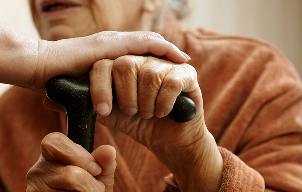 Σοκ από την κακοποίηση 89χρονης σε οίκο ευγηρίας – Καταγγελία του εγγονού της