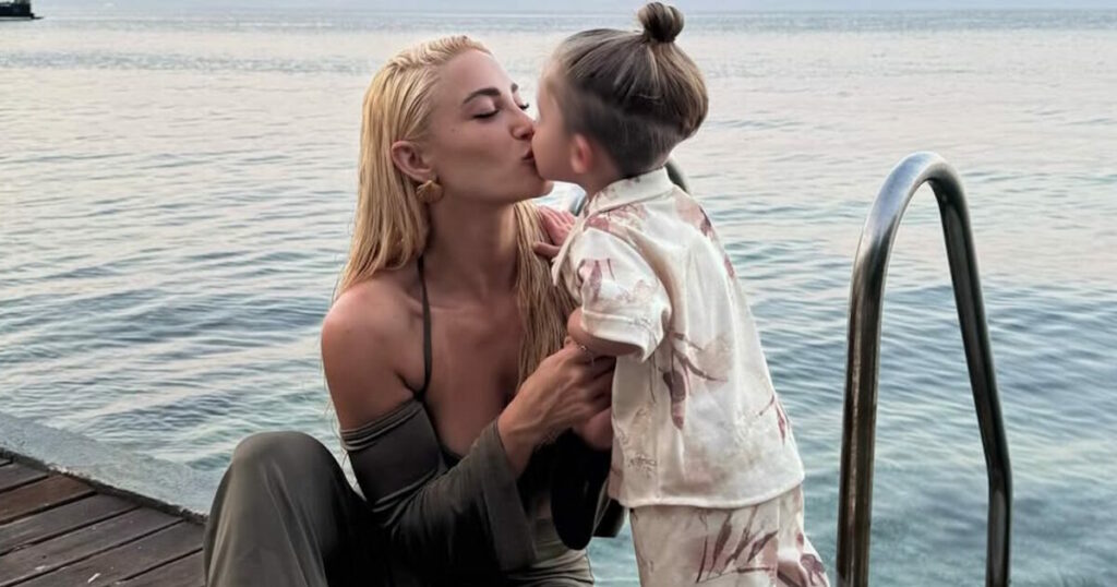 Ιωάννα Τούνη: Τρυφερές στιγμές με τον γιο της Πάρη