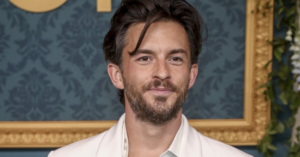 Ο Τζόναθαν Μπέιλι ανακηρύσσεται ο πιο σέξι άνδρας για το 2025