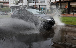 Χάος στους δρόμους της Αττικής λόγω σφοδρής βροχόπτωσης
