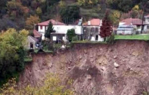 Σοβαρή κατολίσθηση στο χωριό Άγναντα – Μεγάλη τρύπα στην καρδιά του χωριού