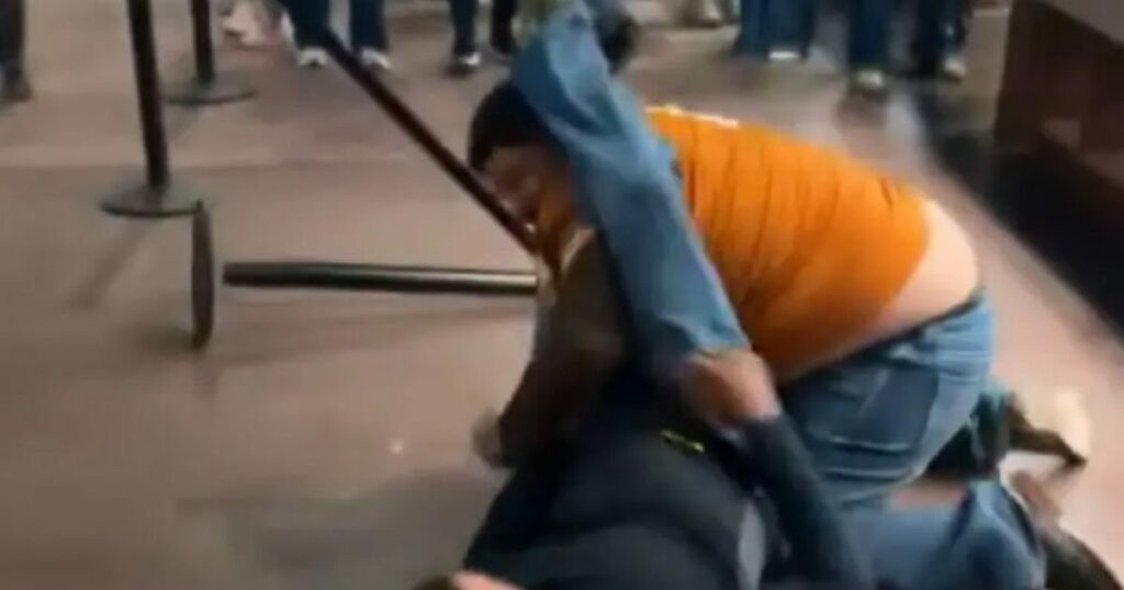 ΗΠΑ: Πελάτες μετατρέπουν κατάστημα σε ρινγκ λόγω σειράς στην τουαλέτα