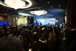 ΚΕΔΕ: Fast track διαδικασία και ονομαστική ψηφοφορία για κώδικα και εκλογικό νόμο