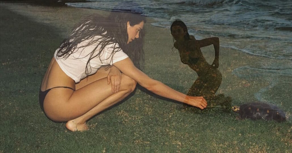 Η Κένταλ Τζένερ ενθουσιάζει με αποκαλυπτικές πόζες στην παραλία