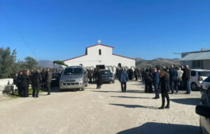 Θρήνος στην κηδεία της 49χρονης που πέθανε σε φούρνο στη Λάρισα