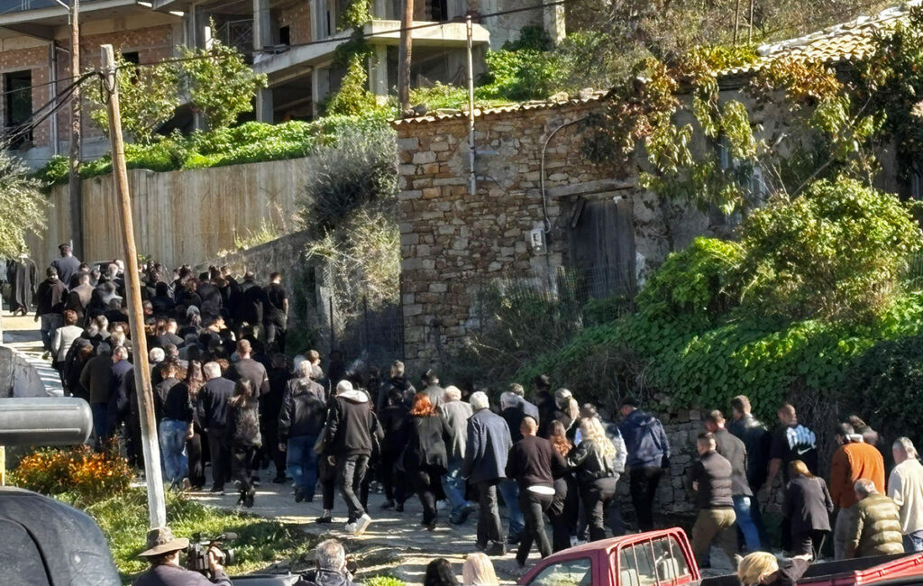 Βουβός θρήνος στην κηδεία του 3χρονου Ανδρέα στην Αχαΐα