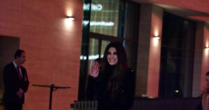 Η Κίμπερλι Γκιλφόιλ υποδέχεται τους καλεσμένους της στην Ελλάδα