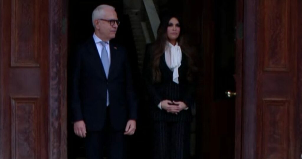 Η Κίμπερλι Γκίλφοϊλ παραδίδει διαπιστευτήρια στον Κωνσταντίνο Τασούλα