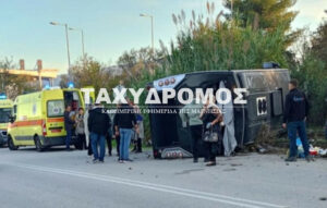 Ανατροπή λεωφορείου με 30 επιβάτες στην παλιά Εθνική Οδό Βόλου Λάρισας