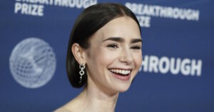 Η Λίλι Κόλινς φωτογραφίζεται στα Πετράλωνα για γερμανικό περιοδικό μόδας