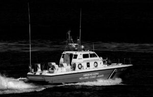 Ι.Χ. αυτοκίνητο έπεσε στη θάλασσα στο λιμάνι του Πειραιά