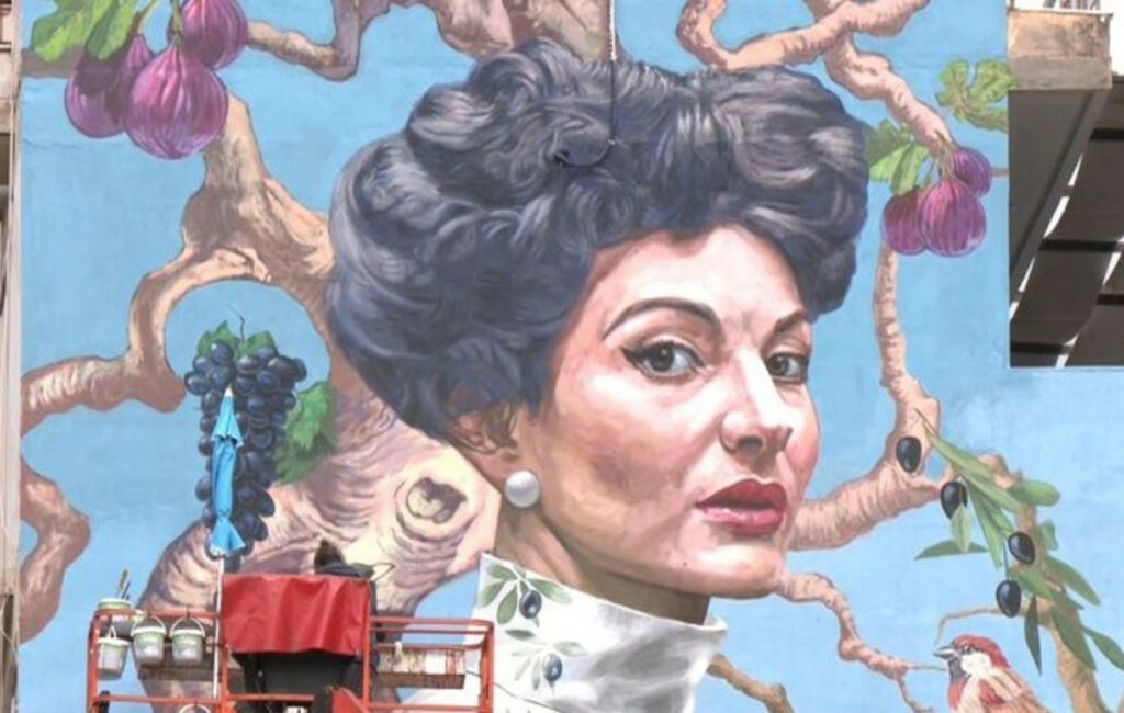 Εντυπωσιακή τοιχογραφία της Μαρίας Κάλλας στο κέντρο της Καλαμάτας