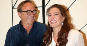 Ο Πέτρος Κόκκαλης στην πρεμιέρα της Δήμητρας Ματσούκα: Αγκαλιές και χαμόγελα