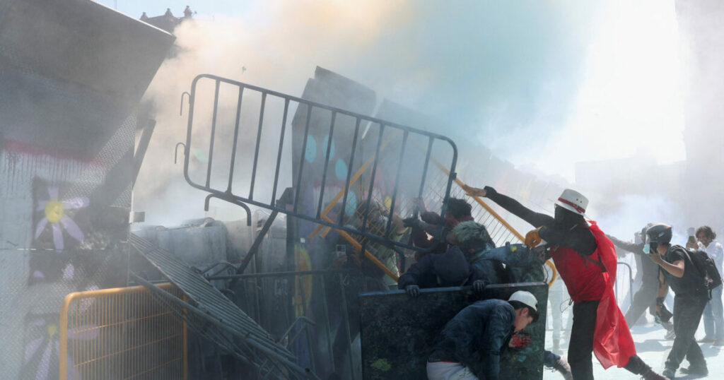 Βίαια επεισόδια στο Μεξικό: 120 τραυματίες στις διαδηλώσεις για το «Κίνημα του Σομπρέρο»