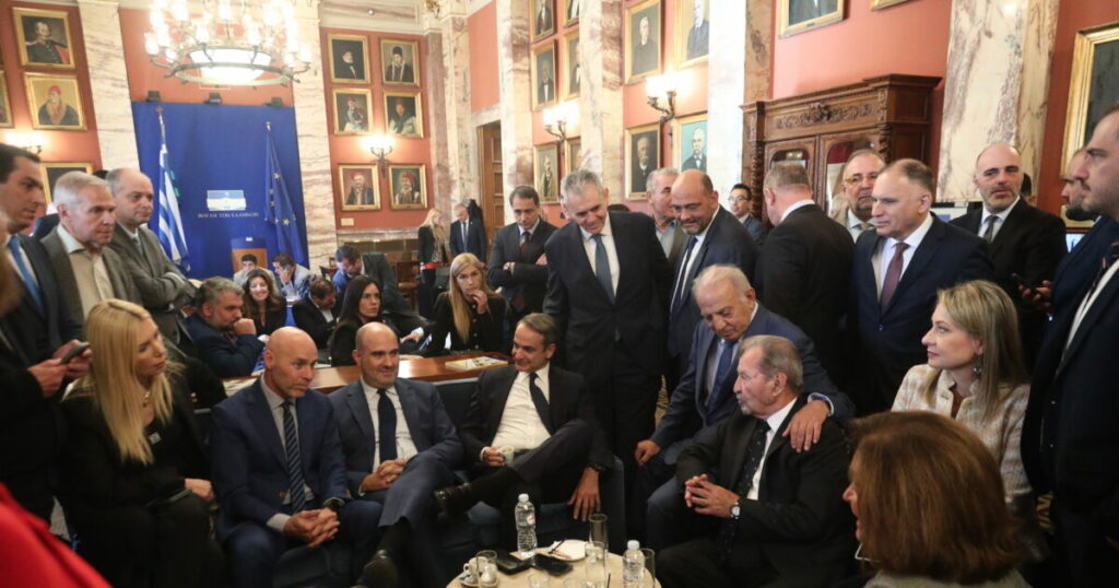 Συζήτηση Μητσοτάκη με βουλευτές στο καφενείο της Βουλής: Εκλογές και προκλήσεις