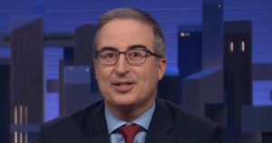Δημοπρασία του «Last Week Tonight»: Συγκεντρώθηκαν 1,54 εκατ. δολάρια