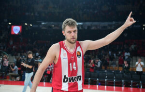 Ο Ολυμπιακός πανηγύρισε στο φινάλε – Επικράτησε με 80-71 την Παρτίζαν