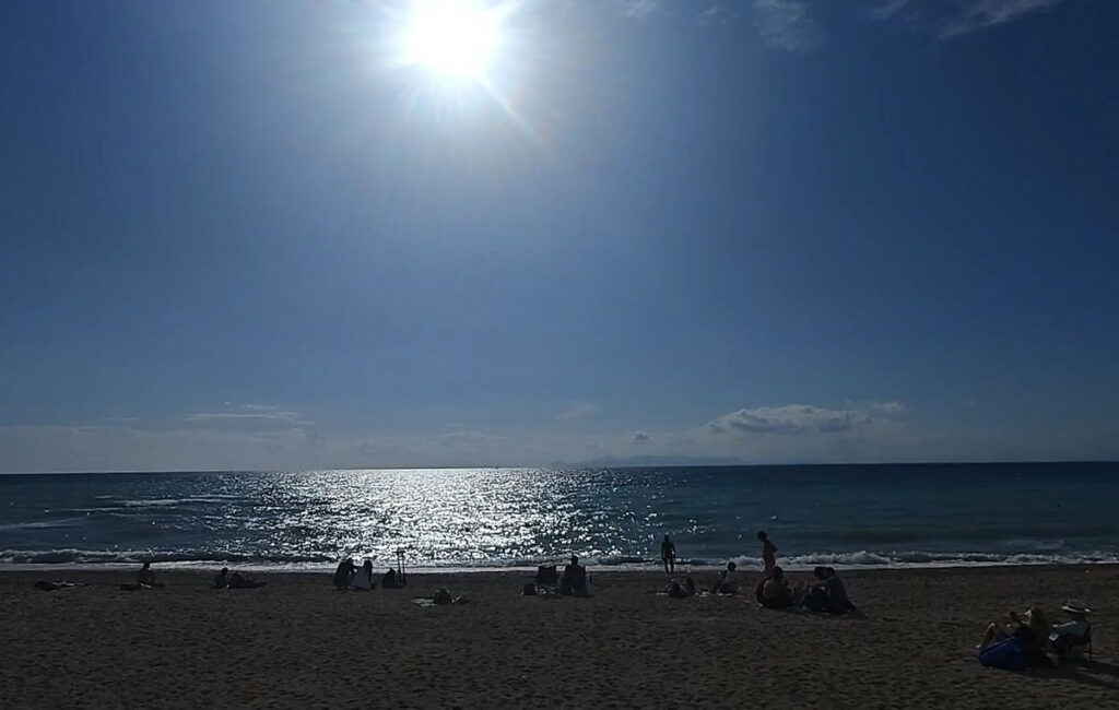 Καιρός: Παραλία και ήλιος στα νότια προάστια της Αττικής