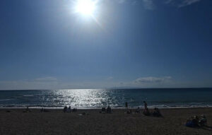 Καιρός: Παραλία και ήλιος στα νότια προάστια της Αττικής
