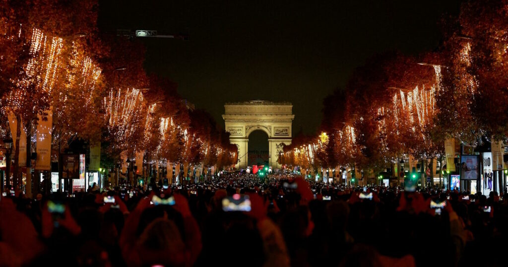 Το Παρίσι ετοιμάζεται για τα Χριστούγεννα με μαγεία και φώτα