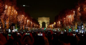 Το Παρίσι ετοιμάζεται για τα Χριστούγεννα με μαγεία και φώτα