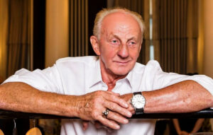 Πέθανε ο σχεδιαστής μόδας Πολ Κοστέλο, προσωπικός σχεδιαστής της πριγκίπισσας Νταϊάνα