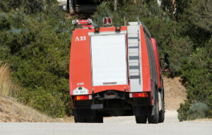 Φωτιά σε διαμέρισμα στη Θεσσαλονίκη – Δύο άτομα στο νοσοκομείο