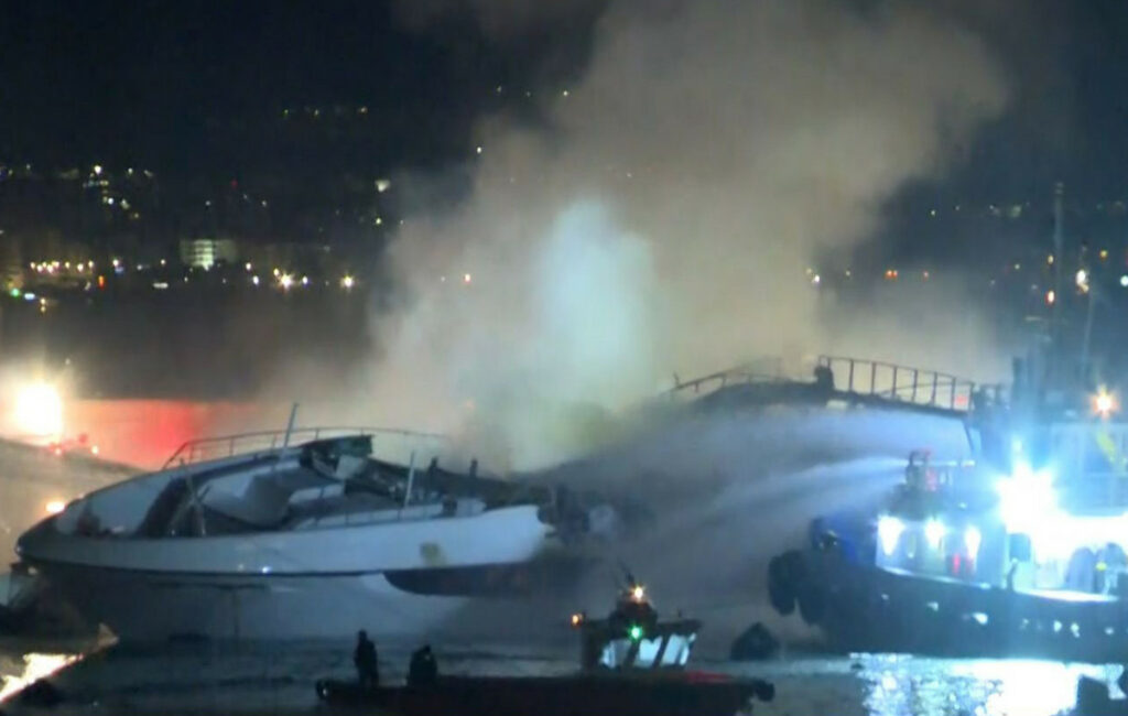 Φωτιά κατέστρεψε τέσσερα πολυτελή γιοτ στη Μαρίνα Ζέας