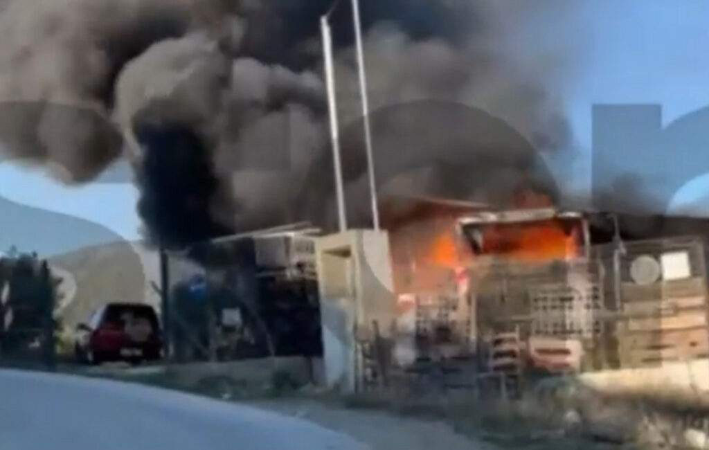 Δραματική διάσωση ηλικιωμένου από φλεγόμενο τροχόσπιτο στην Καβάλα