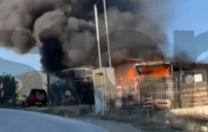 Δραματική διάσωση ηλικιωμένου από φλεγόμενο τροχόσπιτο στην Καβάλα