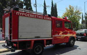 Φωτιά με εκρήξεις σε ταράτσα στους Άγιους Αναργύρους