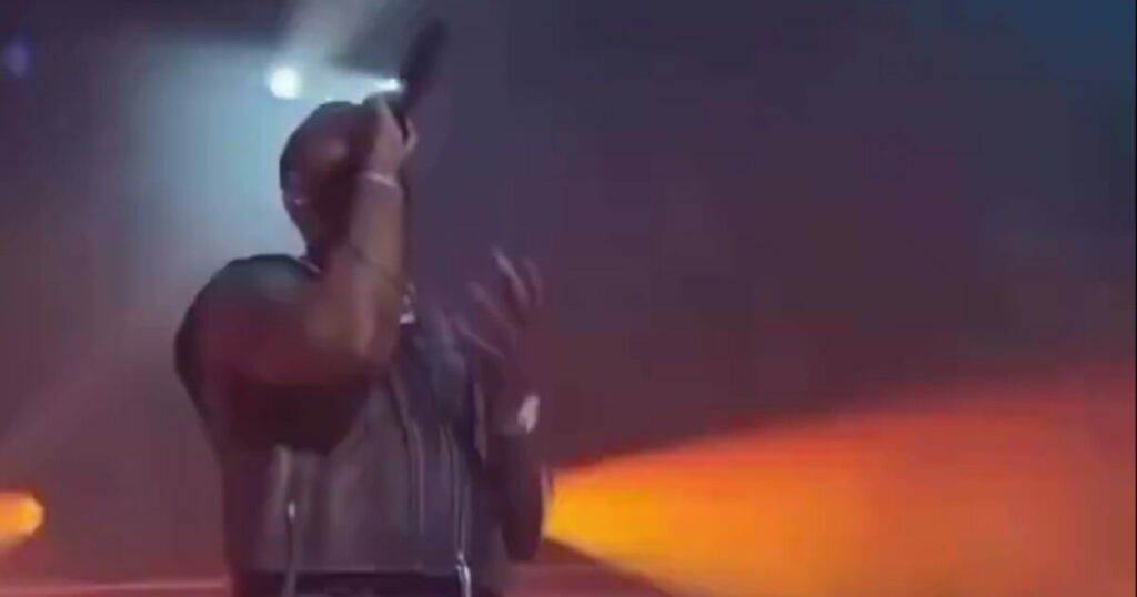 Θαυμάστρια παρενόχλησε σεξουαλικά τον τραγουδιστή Mario κατά τη διάρκεια συναυλίας