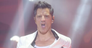 Σάκης Ρουβάς: Ατύχημα στη σκηνή κατά τη διάρκεια της εμφάνισης του